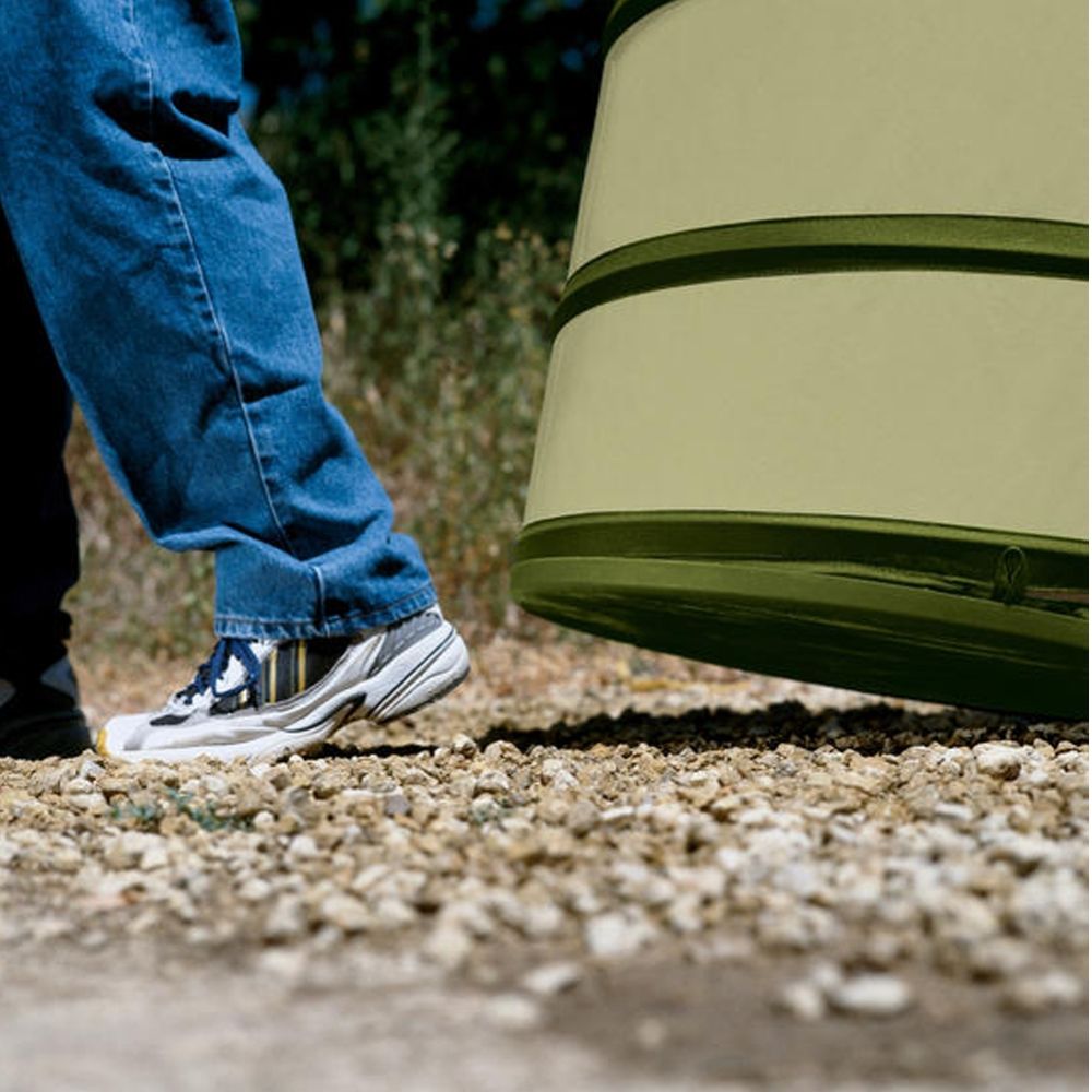 Fiskars 30 Gallon Hardshell Bottom Kangaroo Garden Bag - FSK 94136974J